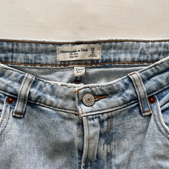 Abercrombie & Fitch High Rise Curve Love Mom Jeans - Picture 2 of 3